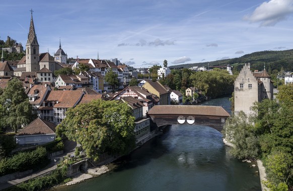 DER SCHWEIZER HEIMATSCHUTZ ZEICHNET DIE STADT BADEN (AG) MIT DEM WAKKERPREIS 2020 AUS. AUS DIESEM ANLASS STELLEN WIR IHNEN FOLGENDES BILDMATERIAL ZUR VERFUEGUNG --- Eine gedeckte Holzbruecke ueber der ...