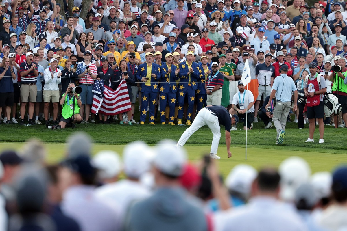 epa12410219 Fans watch the morning foursomes matches at the 2025 Ryder Cup golf tournament at the Bethpage Black Golf Course in Farmingdale, New York, USA, 27 September 2025. EPA/CRISTOBAL HERRERA-ULA ...