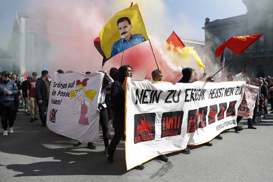 Kundgebungsteilnehmer protestieren gegen den Tuerkischen Praesidenten Recep Tayyip Erdogan, bei einer Kundgebung fuer Freiheit, Frieden Rechtsstaat und Demokratie in der Tuerkei, am Samstag, 25. Maerz ...