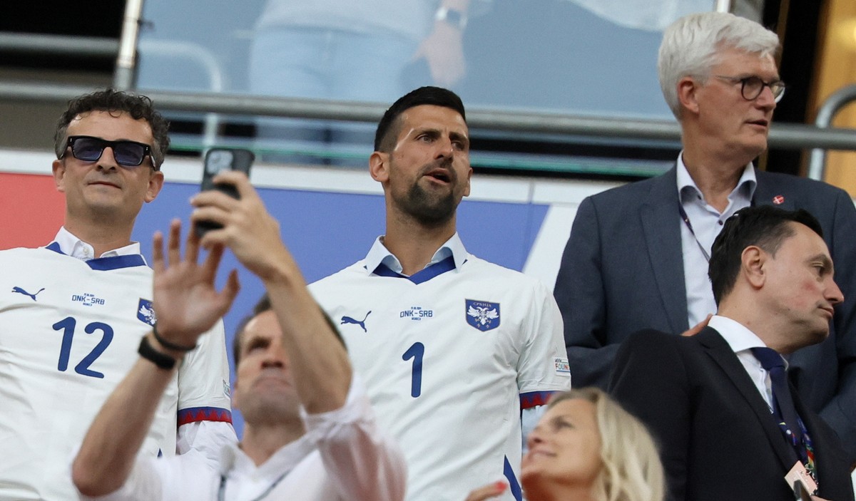 epa11437549 Serbian tennis player Novak Djokovic (C) arrives for the UEFA EURO 2024 Group C soccer match between Denmark and Serbia, in Munich, Germany, 25 June 2024. EPA/RONALD WITTEK