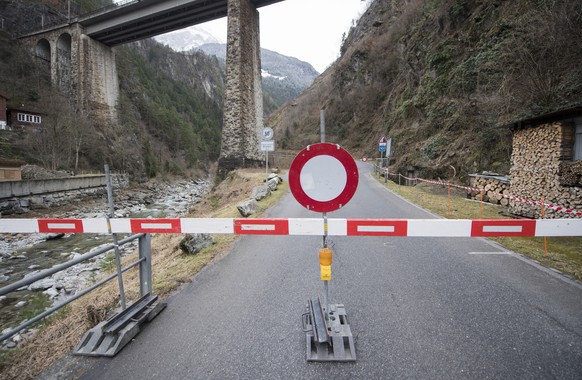 Die abgesperrte Bristenstrasse zwischen Amsteg und Bristen aufgenommen am Montag, 6. Maerz 2017, in Amsteg. Die Bristenstrasse ist bis auf weiteres fuer den Verkehr gesperrt. 2003 war die Bristenstras ...