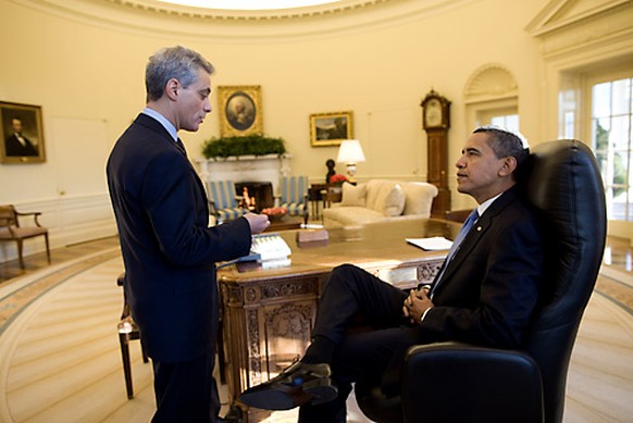 Obama und sein Stabschef Emanuel im Oval Office am ersten Arbeitstag des neuen Präsidenten (21.01.2009).<br data-editable="remove">