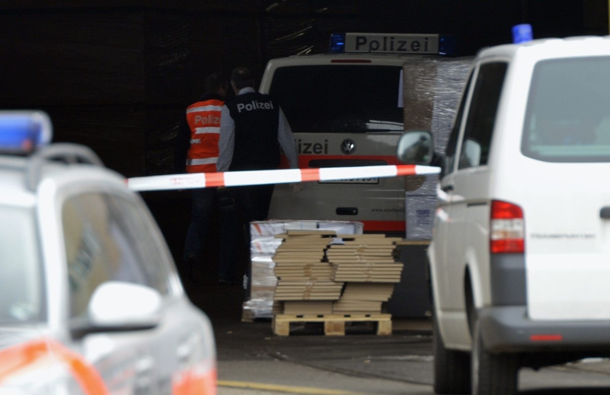 Polizeikraefte sind auf dem Firmengelaende von Kronospan vor Ort, am Mittwoch, 27. Februar 2013, in Menznau. Wie inzwischen bekannt wurde, sind bei einer Schiesserei im Schweizer Unternehmen nach Poli ...