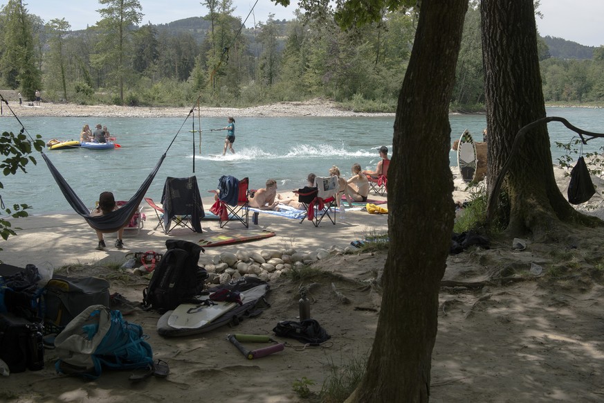 Junge Menschen geniessen das herrliche Sommerwetter am Sonntag, 12. Juli 2015, an der Aare in Muri bei Bern. (KEYSTONE/Lukas Lehmann)