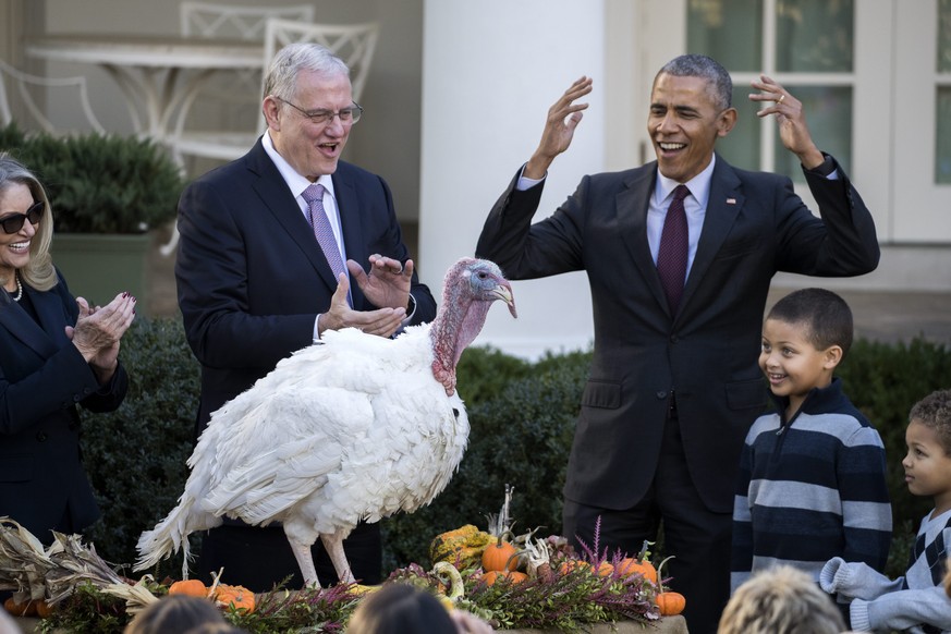 epa05644411 US President Barack Obama (R) pardons Tater the National Thanksgiving Turkey during a ceremony in the Rose Garden of the White House in Washington, DC, USA, 23 November 2016, as president  ...