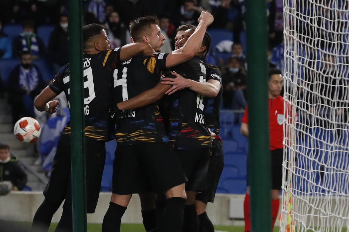 epa09781684 Lepizig's defender Willi Orban (C) celebrates with his teammates after scoring the 0-1 during their UEFA Europa League second leg soccer match between Real Sociedad and RB Leipzig at  ...