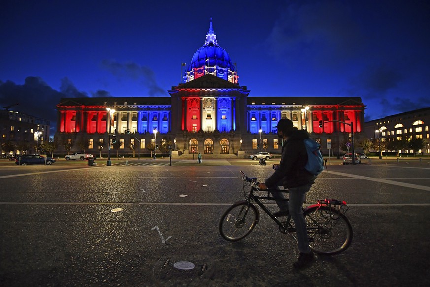 Während den US-Wahlen erstrahlte das Rathaus in San Francisco in den Nationalfarben Rot-Weiss-Blau. Möglicherweise geben die USA bald grünes Licht für Nicht-Amerikaner bei der Einreise.
