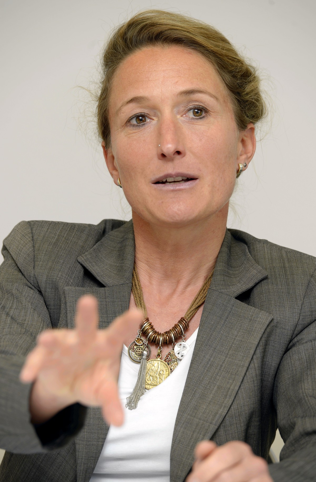 Die grüne Aargauer Regierungsrätin Susanne Hochuli mit Halsschmuck bei einer Pressekonferenz.