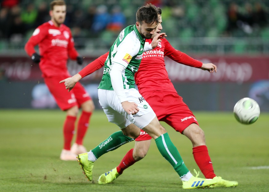 St. Gallens Jeremy Guillemenot, links, kommt hier zum Schuss gegen den Thuner Sven Joss, rechts, aufgenommen am Samstag, 16. Februar 2019, beim Fussball Super-League Spiel zwischen dem FC St. Gallen g ...