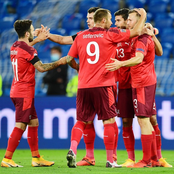 Fussball 1:1 Tor, Jubel, v.l. Renato Steffen, Granit Xhaka, Haris Seferovic, Loris Benito, Torschuetze Silvan Widmer Schweiz Basel, 06.09.2020, Fussball, UEFA Nations League, Gruppenphase, Schweiz - D ...