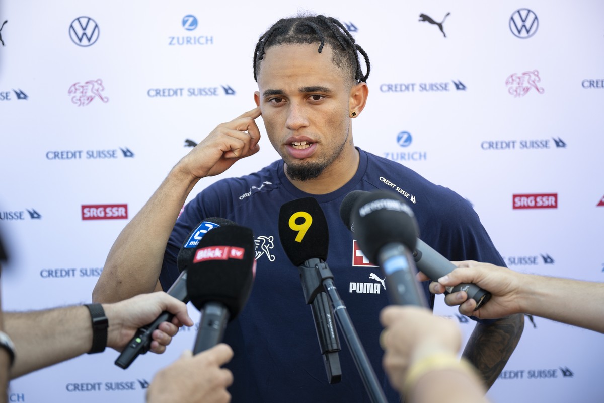 Swiss soccer player Noah Okafor answers question from journalists after a training session of Swiss national soccer team, in Riddes, Switzerland, Tuesday, September 5, 2023. (KEYSTONE/Laurent Gilliero ...