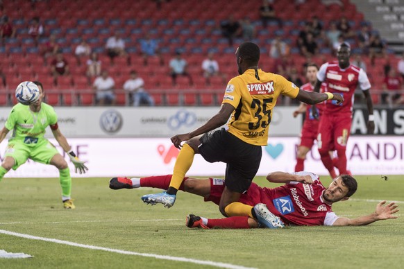 Young Boys&#039; Christopher Martins, center, scores to 0:1 against SionÕs Torhueter Kevin Fickentscher, left, and Anto Grgic, right, during the Super League soccer match between FC Sion and BSC Young ...