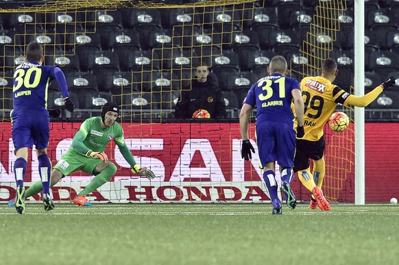 Hoarau trifft zum 1:0 für YB.