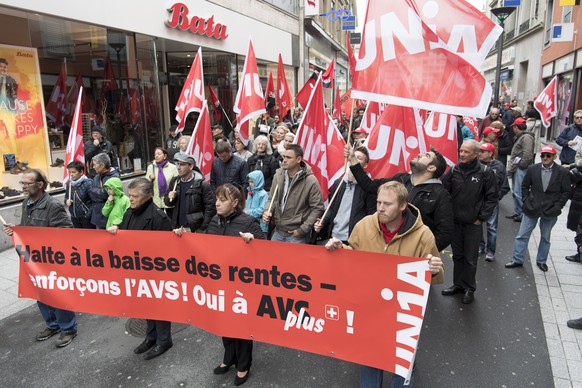 Des personnes s&#039;arretent devant une boutique de chaussure Bata lors de la manifestation du 1er Mai, la fete du travail, ce mercredi 1 mai 2016 dans les rues de Lausanne. Environ 300 manifestants  ...