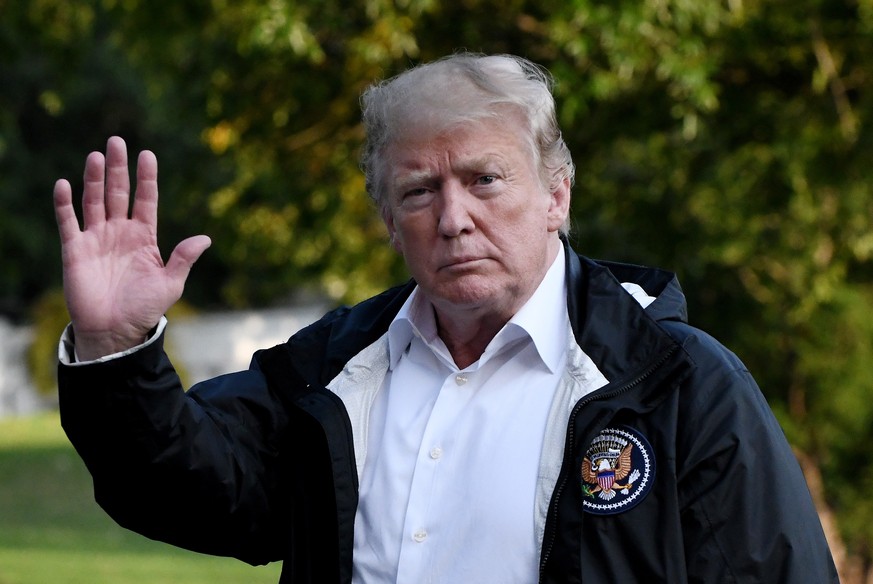 epa07033367 US President Donald J. Trump waves as he arrives back at the White House in Washington, DC, USA, 19 September 2018. President Trump returns from visiting the flood-ravaged Carolinas to ass ...