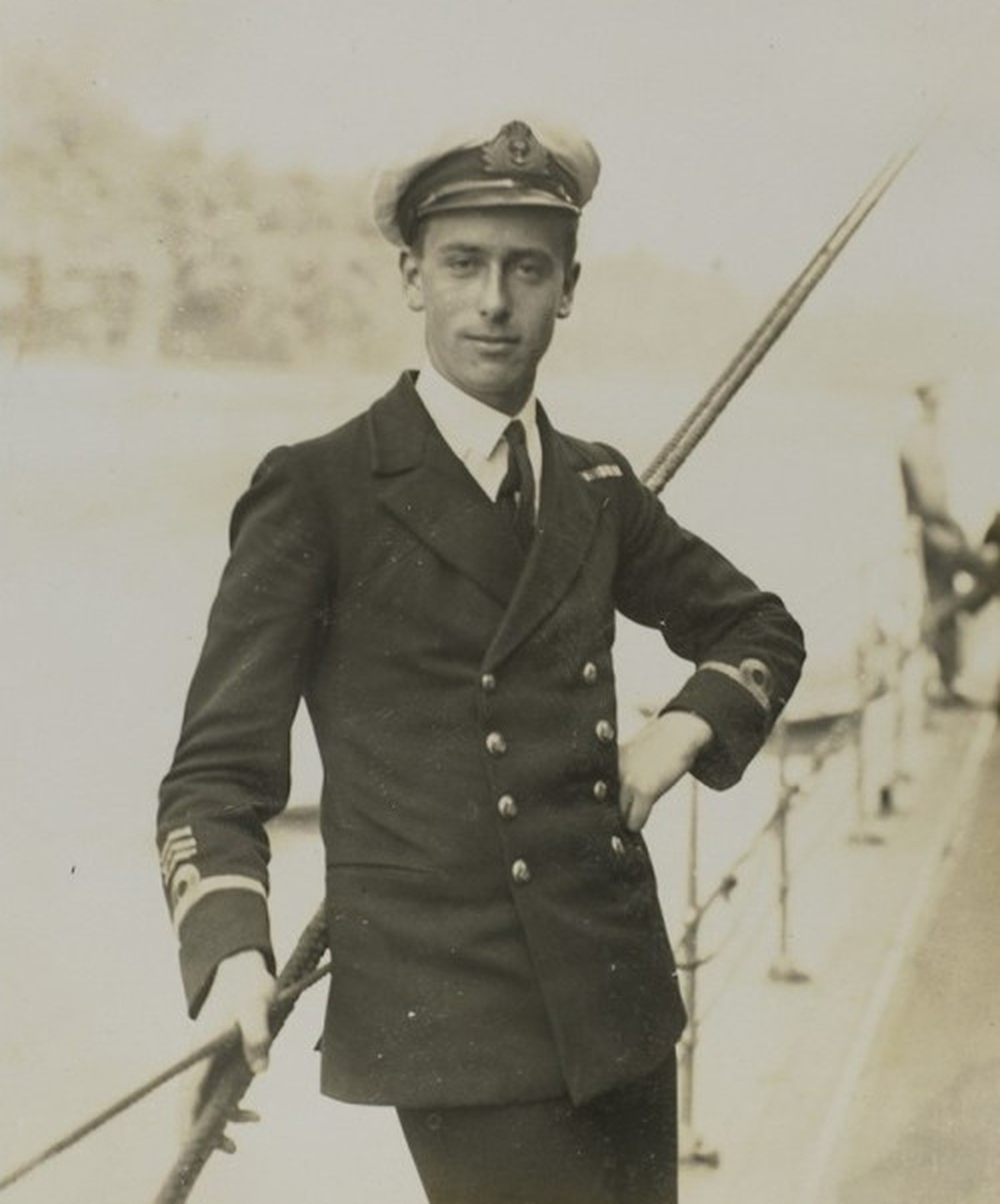 Ein 19-jähriger Louis Mountbatten, 1. Earl Mountbatten of Burma: Er war britischer Flottenadmiral und der Onkel von Prinz Philip, dem Ehemann der britischen Königin Elisabeth II. 1979 wurde er Opfer e ...