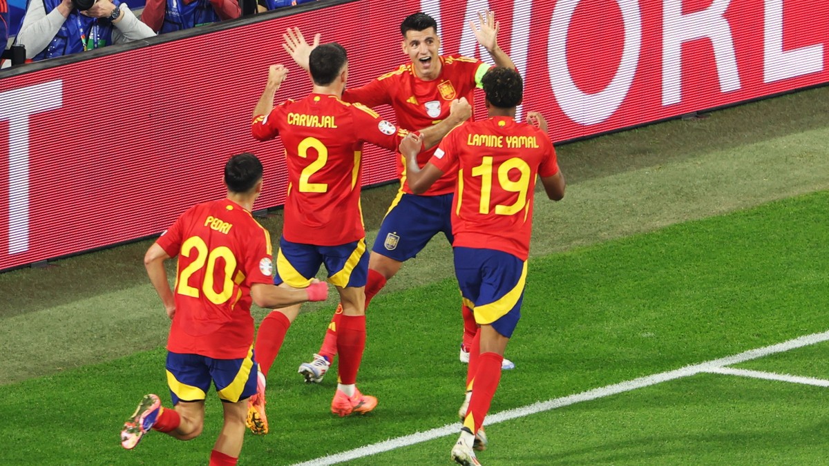 epa11426746 Players of Spain celebrate the 1-0 goal during the UEFA EURO 2024 group B soccer match between Spain and Italy, in Gelsenkirchen, Germany, 20 June 2024. EPA/GEORGI LICOVSKI