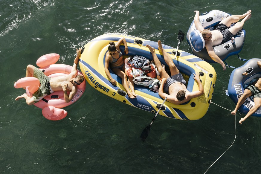 ZUR SOMMER-FREIZEITBESCHAEFTIGUNG BOEOETELN STELLEN WIR IHNEN HEUTE, DIENSTAG, 18. JULI 2017, FOLGENDES BILDMATERIAL ZUR VERFUEGUNG --- Cooling down at high summer temperatures - bathers enjoy their ...