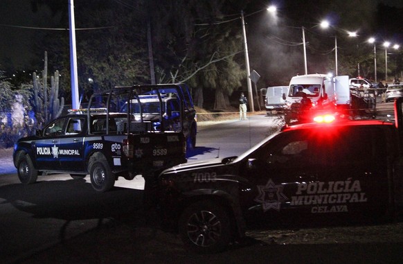 epa09845334 Members of the Mexican Army and municipal police guard the area where burned bodies were found early today, in the community of San Jose el Nuevo, in the municipality of Celaya in Guanajua ...