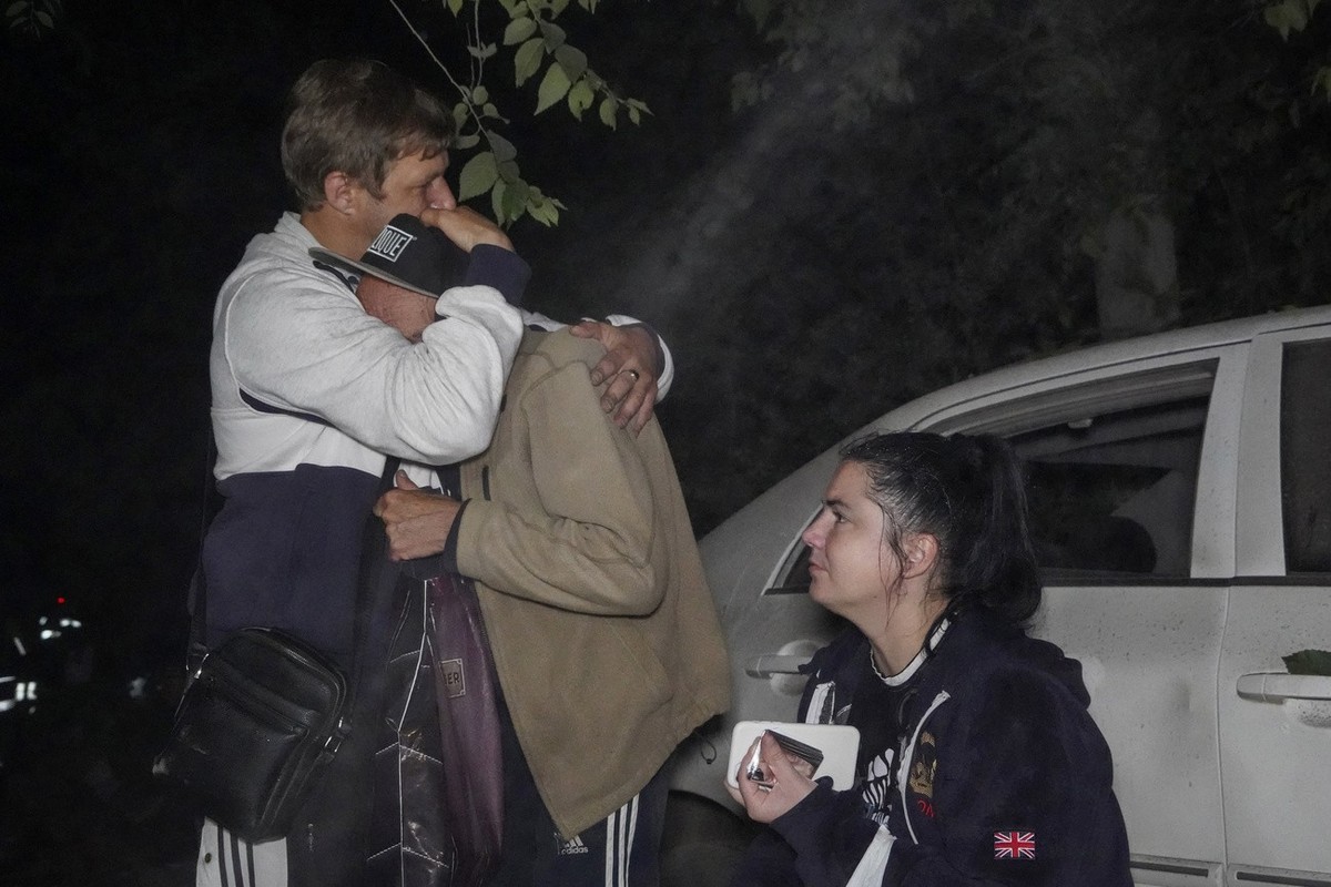 Menschen reagieren nach dem russischen Raketenangriff auf ihr Wohnhaus in Charkiw, Ukraine, Freitag, 31. Mai 2024. (AP Photo/Andrii Marienko)