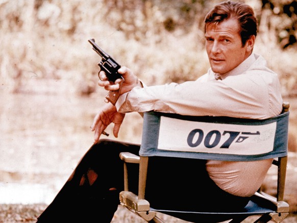 JAHRESRUECKBLICK 2017 - OBIT - British actor Roger Moore, playing the title role of secret service agent 007, James Bond, is shown on location in England in 1972 during the shooting of &quot;To Live a ...