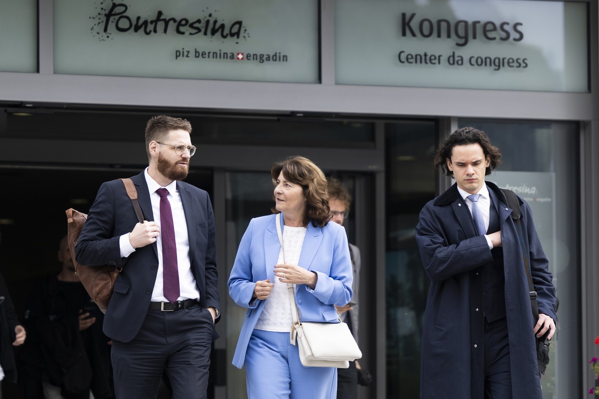 Anna Giacometti (Mitte) mit ihrem Verteidiger Patrick Dietrich (links) aufgenommen auf dem Weg zur Pause bei der Gerichtsverhandlung zum Bergsturz in Bondo, am Dienstag, 25. August 2026, in Pontresina ...