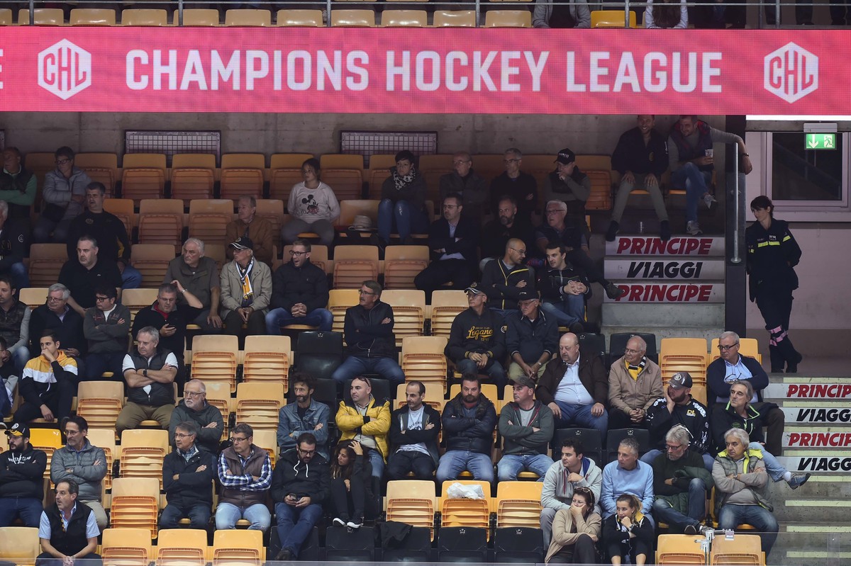 Fans during the Champions Hockey League match between Switzerland's HC Lugano and Finlands JYP Jyvaeskylae in Lugano, Switzerland, at the Corner Arena, October 9 2018. (KEYSTONE/Ti-Press/Davide  ...