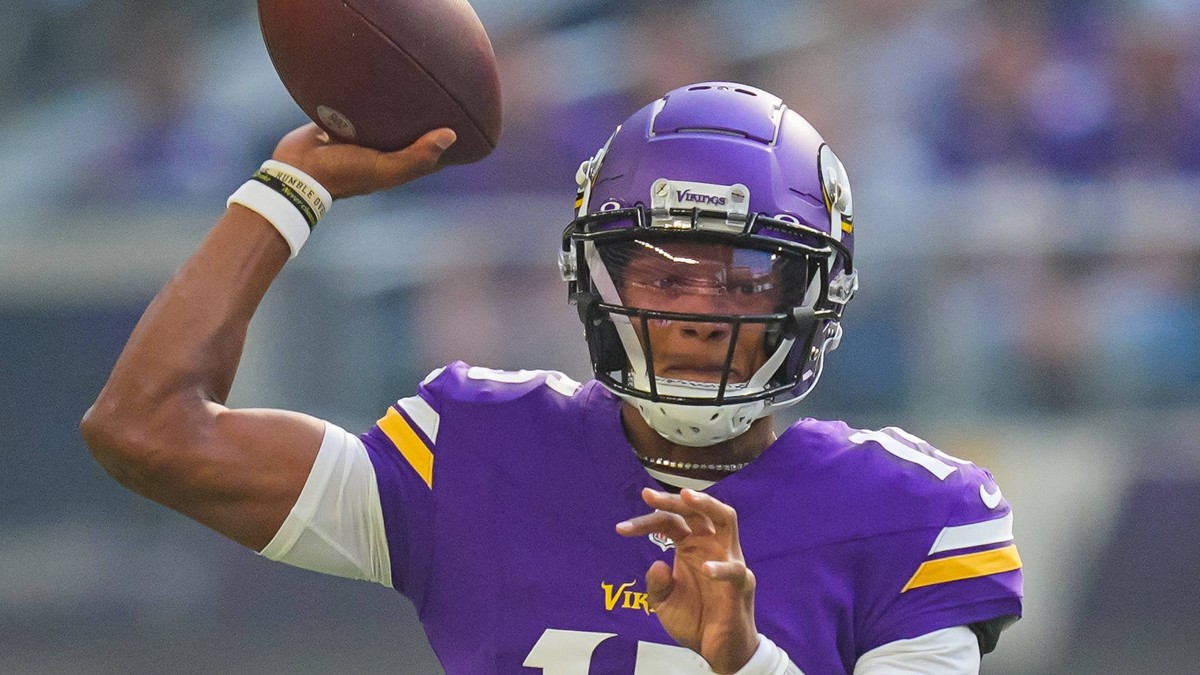 NFL, American Football Herren, USA New Orleans Saints at Minnesota Vikings Nov 12, 2023 Minneapolis, Minnesota, USA Minnesota Vikings quarterback Joshua Dobbs 15 passes against the New Orleans Saints  ...