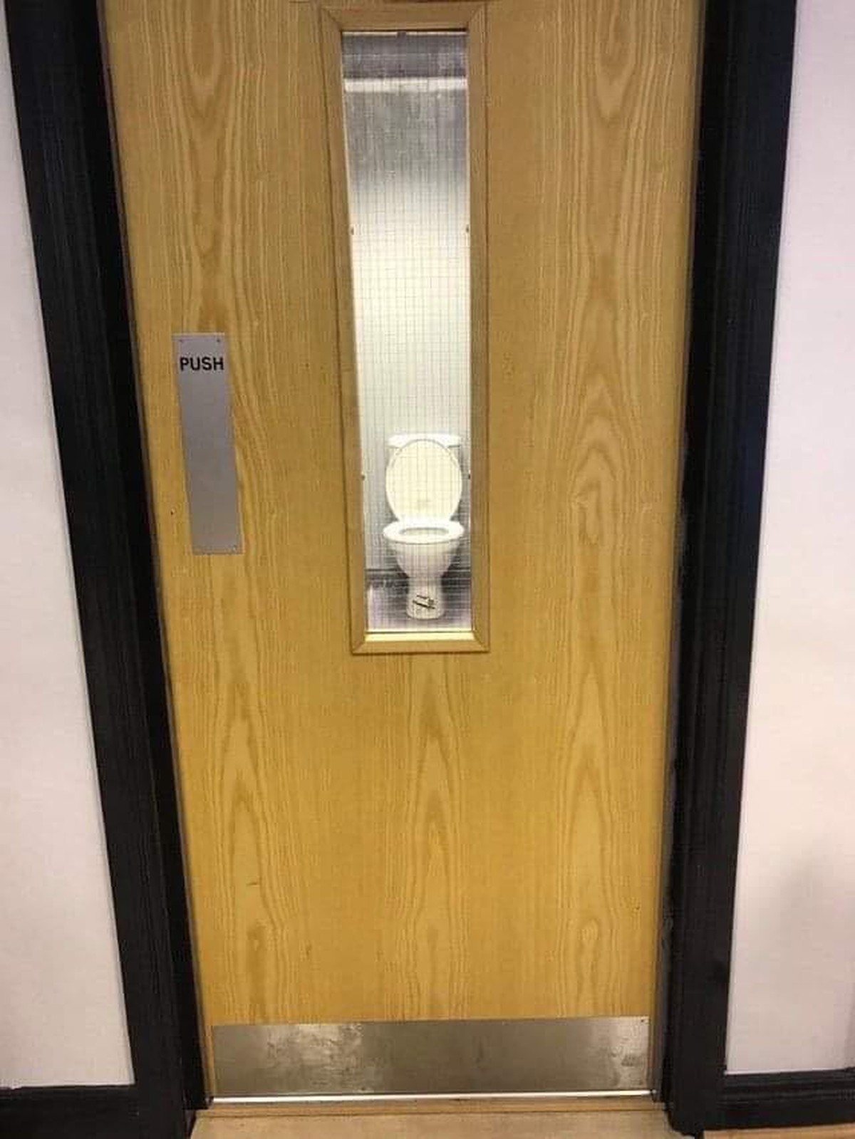 Faildienstag: WC mit Scheibe in der Türe