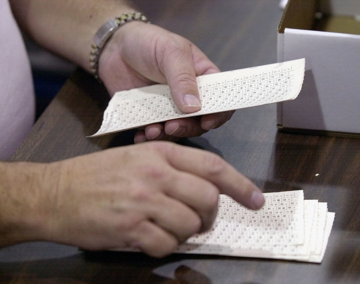 Earnest Williams, of Apollo Beach, Fla., counts undervote ballots Saturday afternoon Dec. 9, 2000, at the Hillsborough County Supervisor of Elections office in Tampa, Fla. (AP Photo/Chris O'Meara ...