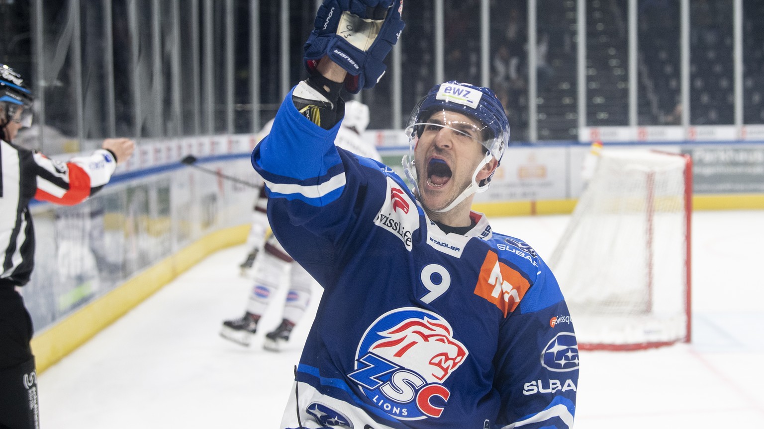 Zuerichs Garrett Roe jubelt nach seinem 6:5 Tor im Eishockeyspiel der National League zwischen den ZSC Lions und dem Geneve-Servette HC am Dienstag, 19. Oktober 2021, im Zuercher Hallenstadion. (KEYST ...