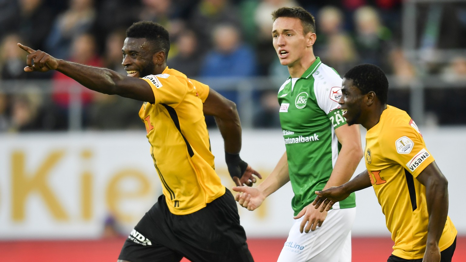 YBs Jean-Pierre Nsame, links, bejubelt seinen Treffer zum 1-2, St. Gallens Silvan Hefti steht daneben, beim Fussball Super-League Spiel zwischen dem FC St. Gallen und den BSC Young Boys, am Sonntag, 1 ...