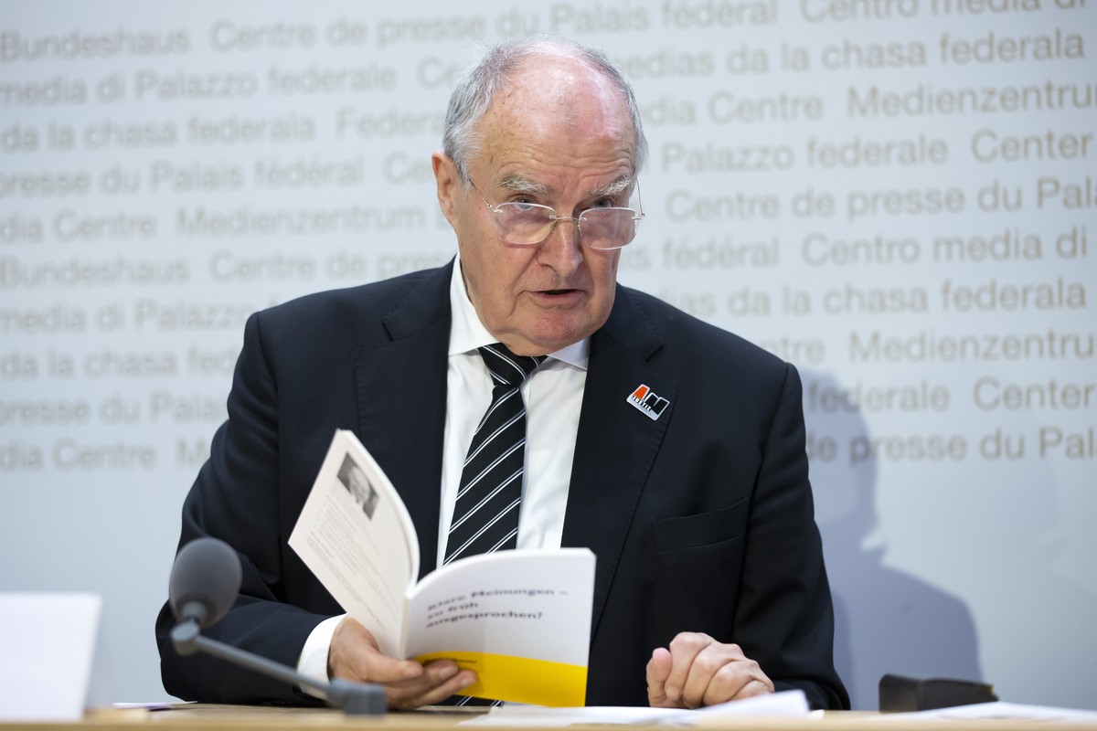 Adrian Gasser, Initiator der Justiz-Initiative und Unternehmer, spricht waehrend einer Medienkonferenz zur Justiz-Initiative, am Donnerstag, 30. September 2021, in Bern. Die Justiz-Initiative will neu ...