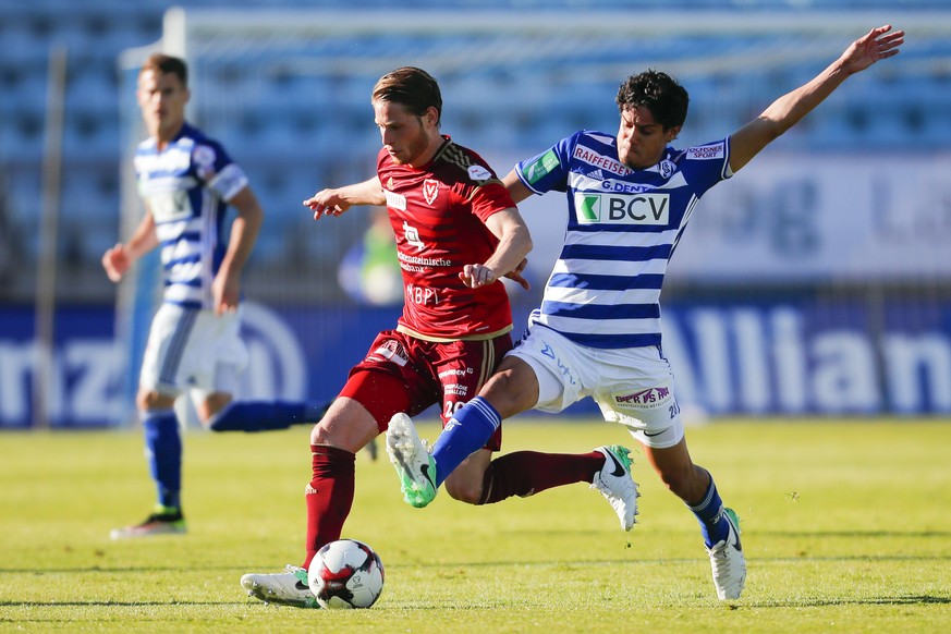 Le milieu vaduzien Nicolas Hasler, a gauche, lutte pour la balle contre le joueur lausannois Yeltsin Tejeda, a droite, lors de la rencontre de football de Super League entre le FC Lausanne-Sport, LS,  ...