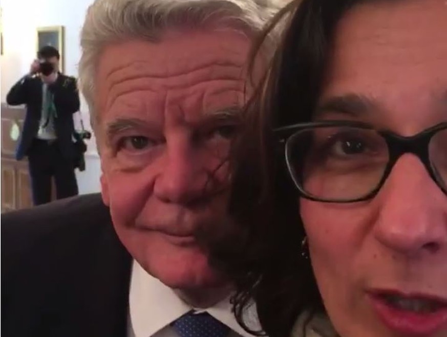 Gauck photobombt WDR-Journalistin im Facebook-Livestream für Flüchtlinge.