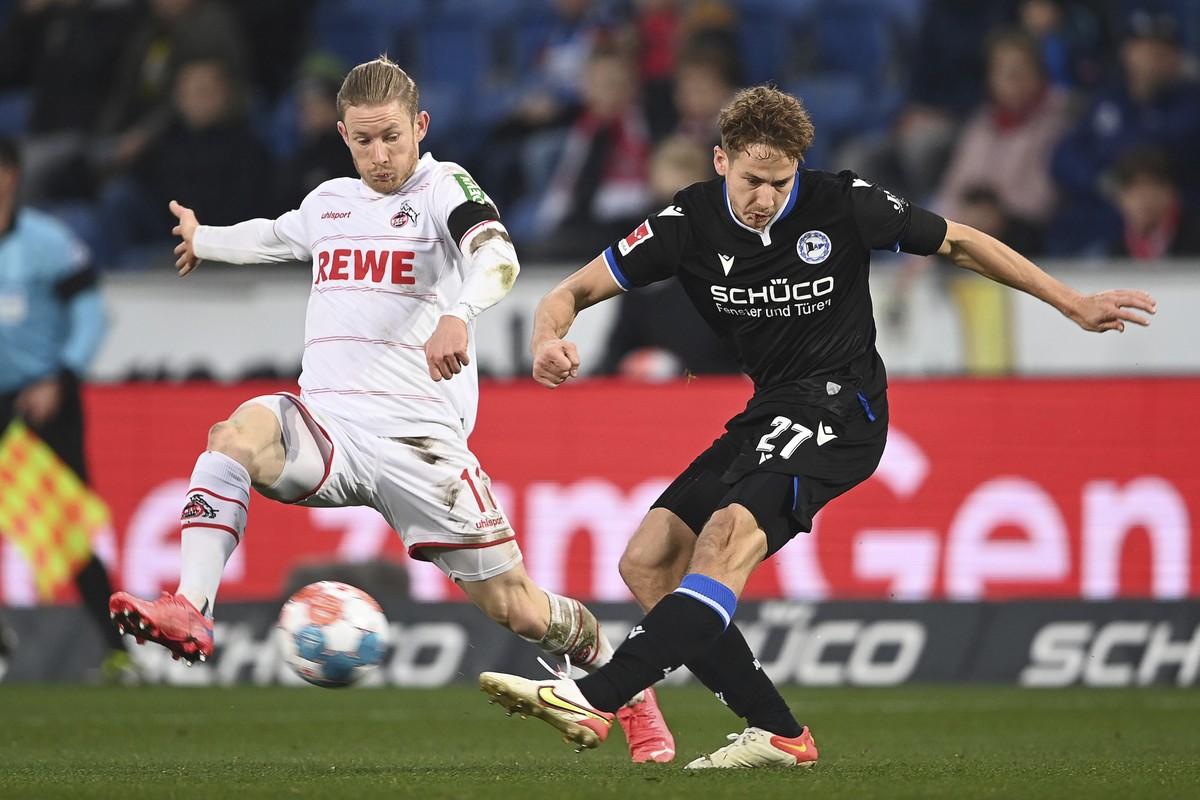 Bielefeld's Cedric Brunner, right, plays against Cologne's Florian Kainz during a German Bundesliga soccer match between Arminia Bielefeld and FC Cologne in Bielefeld, Germany, Saturday, Dec ...