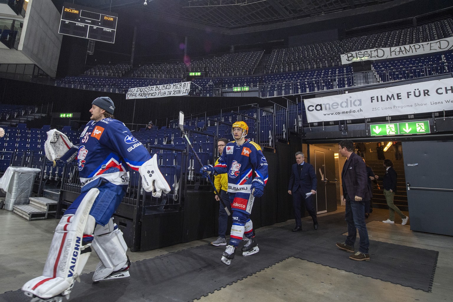 Leere Zuschauerraenge beim Einmarsch der Spieler im Zuercher Hallenstadion beim Eishockeyspiel der National League ZSC Lions gegen den EV Zug am Samstag, 29. Februar 2020. Wegen dem Coronavirus findet ...