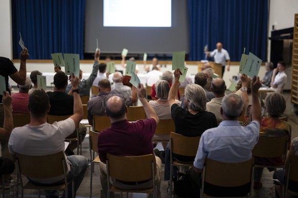 Die Stimmberechtigten heissen einen Bruttokredit fuer die praeventive Umsiedelung gut, aufgenommen an der Versammlung der Gemeinde Albula, am Donnerstag, 9. Juli 2026, in Tiefencastel. Das Dorf Brienz ...