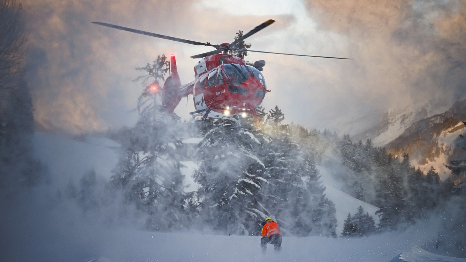 Un helicoptere de la Rega se pose lors d&#039;un exercice avalanche organise par les sauveteurs du Secours alpin romand (SARO) avec la participation entre autres de la Rega, des pompiers et de la gend ...