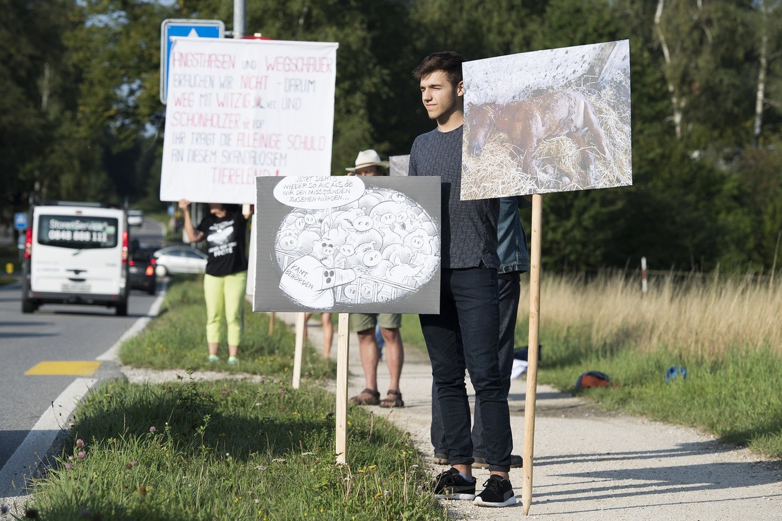Tierschuetzer protestieren gegen den Verkauf der Pferde des mutmasslichen Tierquaelers Ulrich K. aus Hefenhofen (TG) am Pferdeverkauf des Veterinaeramtes des Kantons Thurgau, am Donnerstag, 17. August ...