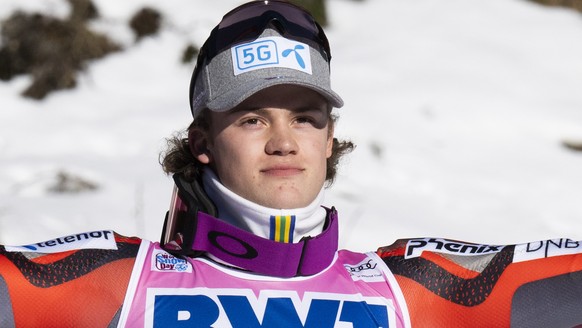 epa09689277 Winner Lucas Braathen of Norway poses after the second run of the men&#039;s slalom race at the FIS Alpine Skiing Ski World Cup in Wengen, Switzerland, 16 January 2022. EPA/MARCEL BIERI