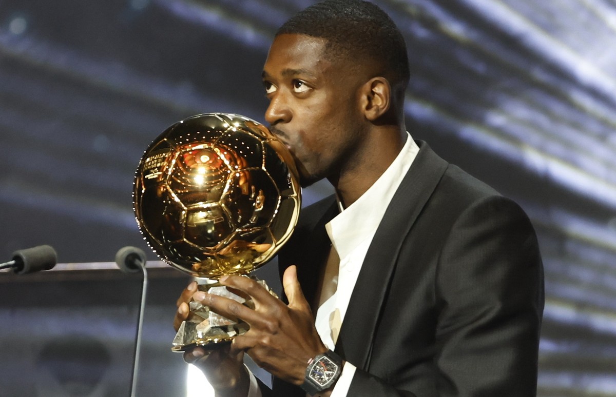 epa12398951 Paris Saint-Germain's player Ousmane Dembele kisses the Men's Ballon d'Or trophy during the Ballon d'Or 2025 ceremony at the Theatre du Chatelet in Paris, France, 22 Se ...