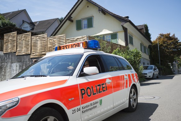 ARCHIVBILD ZUM PROZESS AM KREISGERICHT RORSCHACH ZU TOTEM KLEINKIND --- Ein Polizeifahrzeug faehrt an einem Haus vorbei, in welchem am Dienstagnachmittag ein totes Maedchen aufgefunden worden war, auf ...