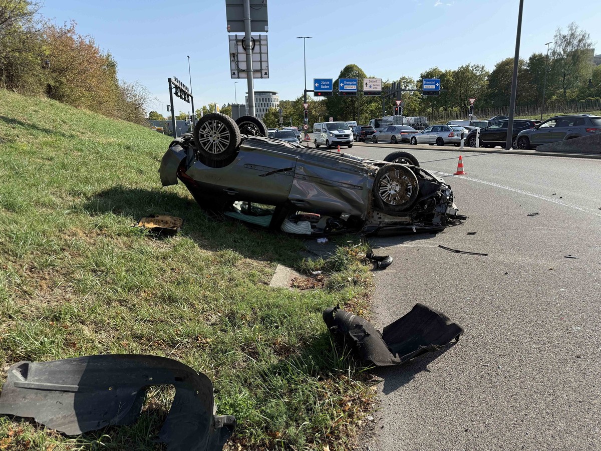 Dättwil AG: Auto überschlägt sich bei A1.