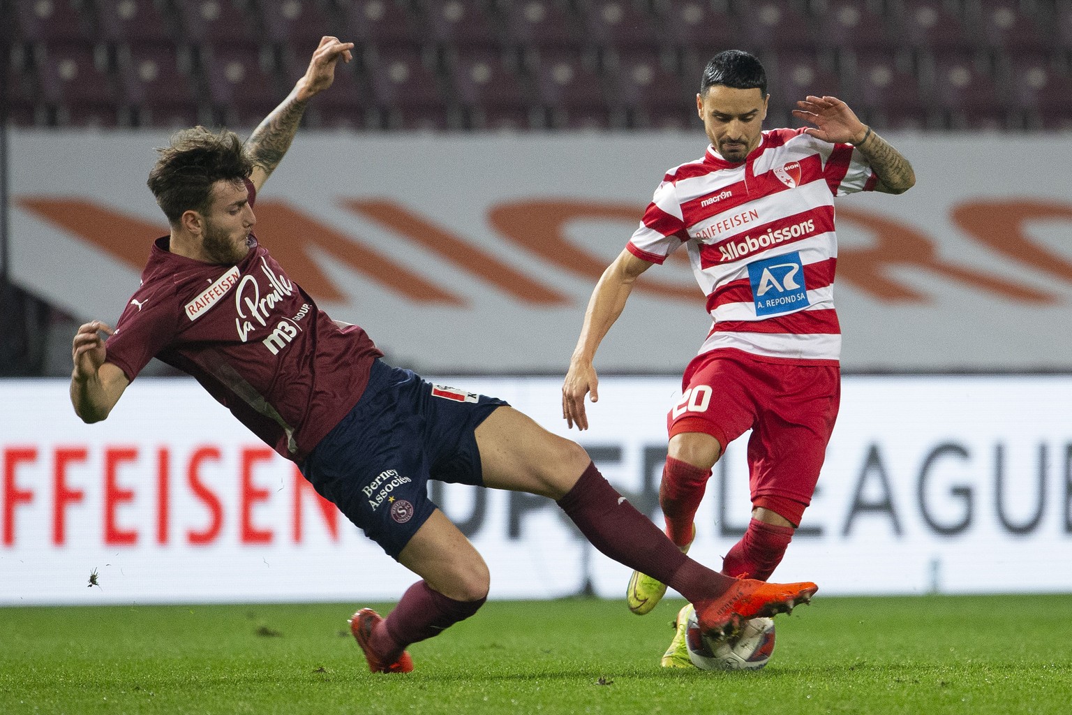 Servette&#039;s defender Yoan Severin, left, fights for the ball with Sion