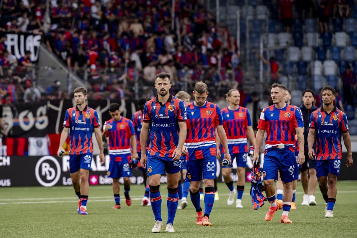 Deception des joueurs balois lors de la rencontre de football de Super League entre FC Lausanne-Sport et FC Basel 1893 le dimanche 21 juillet 2024 au stade de la Tuiliere a Lausanne. (KEYSTONE/Jean-Ch ...