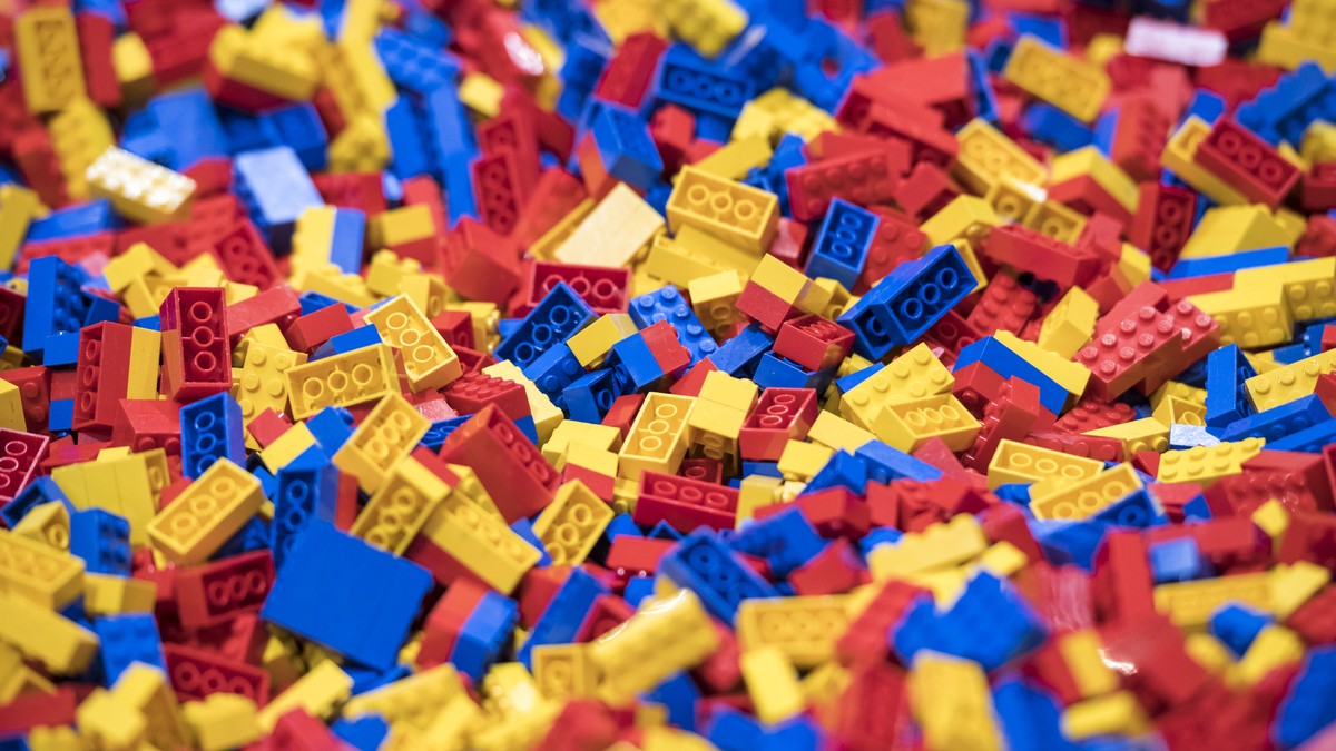Tausende Lego-Bausteine liegen in einem Lego Pool in der Lego Playworld im Wankdorf Center in Bern am Mittwoch, 30. Januar 2019. (KEYSTONE/Adrien Perritaz)