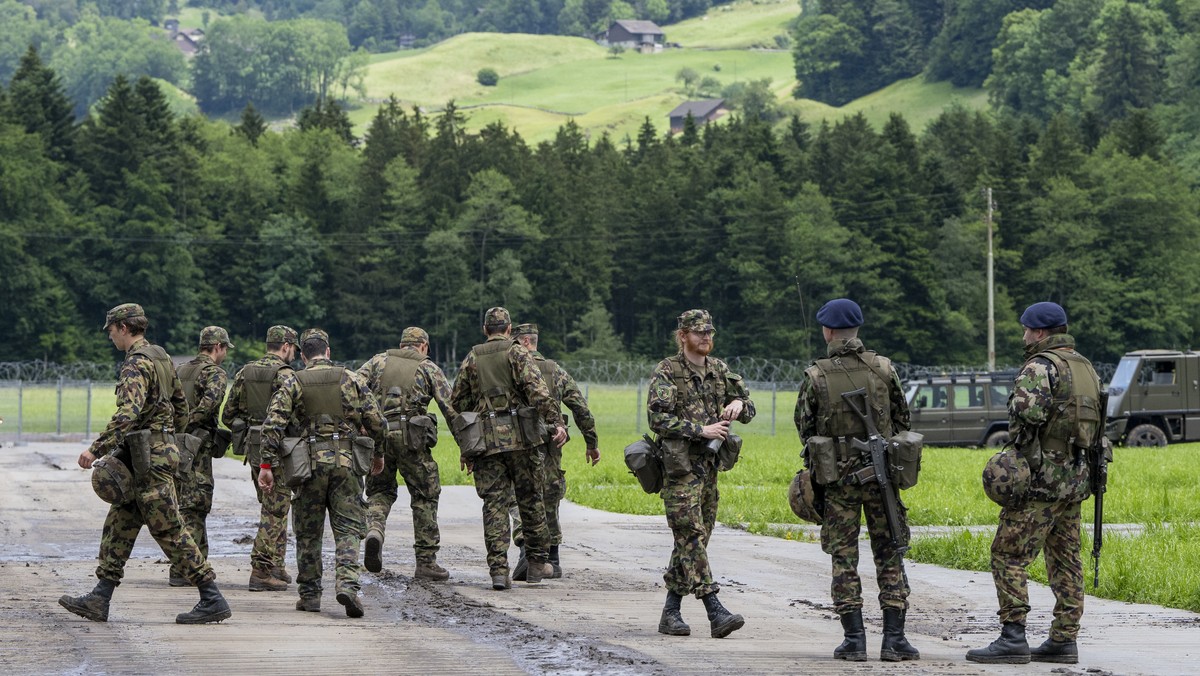Soldaten der Schweizer Armee beim Aufbau der Helikopter Basis in Obbuergen, anlaesslich einer Medienfuehrung durch die Sicherheitsvorkehrungen der Nidwaldener Kantonspolizei und der Schweizer Armee im ...