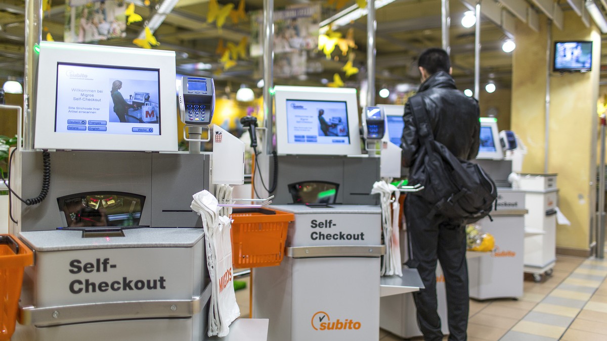 A customer uses the self-checkout, pictured on March 5, 2013, at the Migros branch in Baden, Switzerland. Migros is Switzerland's the largest retail company. (KEYSTONE/Gaetan Bally)

Ein Kunde be ...