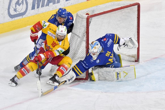 Der Bieler Robbie Earl, Mitte, alleine gegen die Davoser Marco Forrer, hinten, und Torhueter Gilles Senn, rechts, waehrend dem Eishockey Meisterschaftsspiel der National League zwischen dem HC Davos u ...